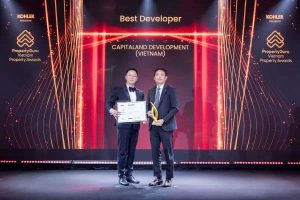 Ông Ronald Tay (bên phải) – Tổng Giám đốc của CLD, nhận giải thưởng Nhà phát triển bất động sản xuất sắc.