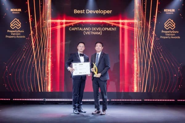 Ông Ronald Tay (bên phải) – Tổng Giám đốc của CLD, nhận giải thưởng Nhà phát triển bất động sản xuất sắc.